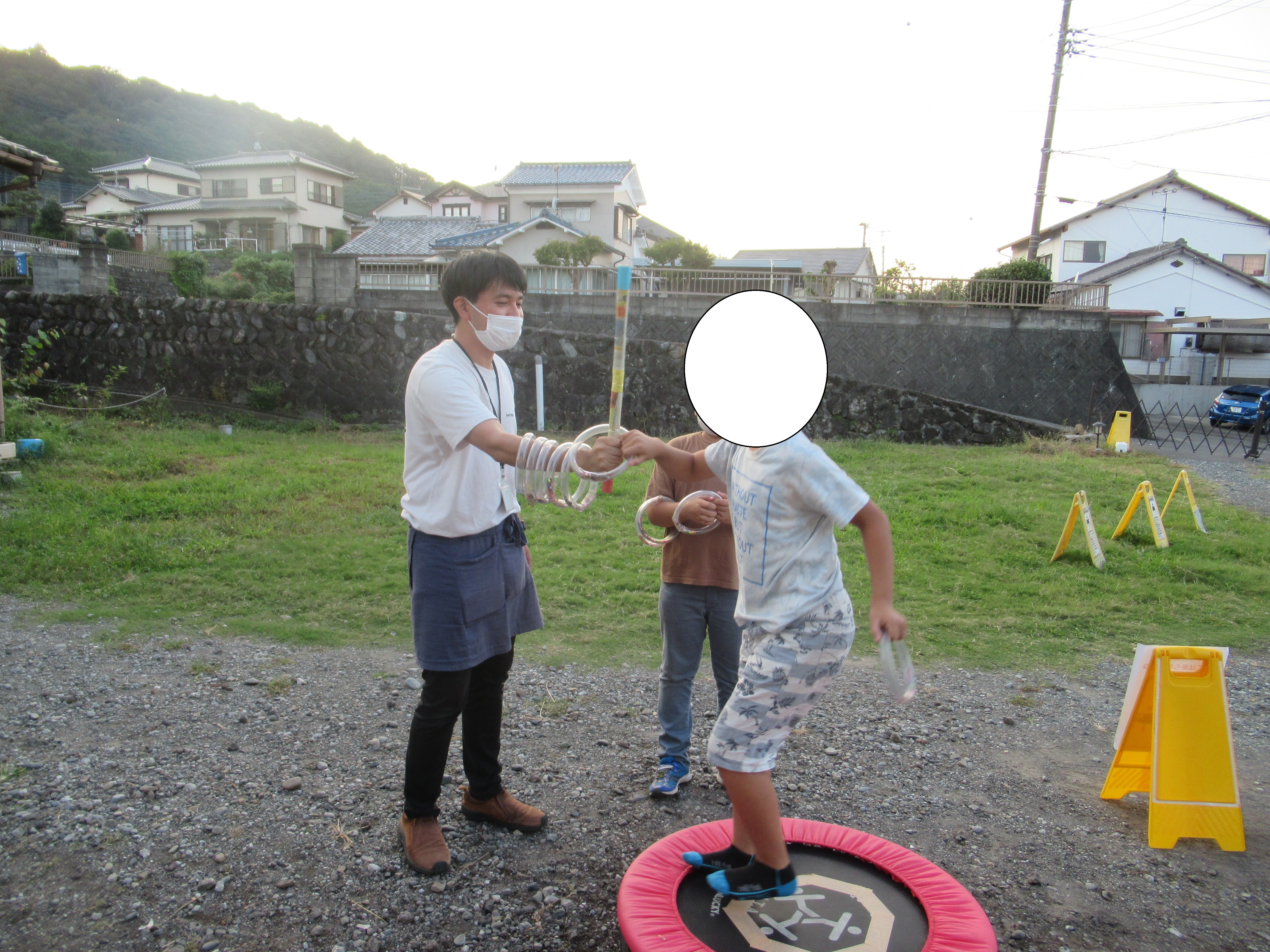 放課後等デイサービス　協調運動　トランポリン